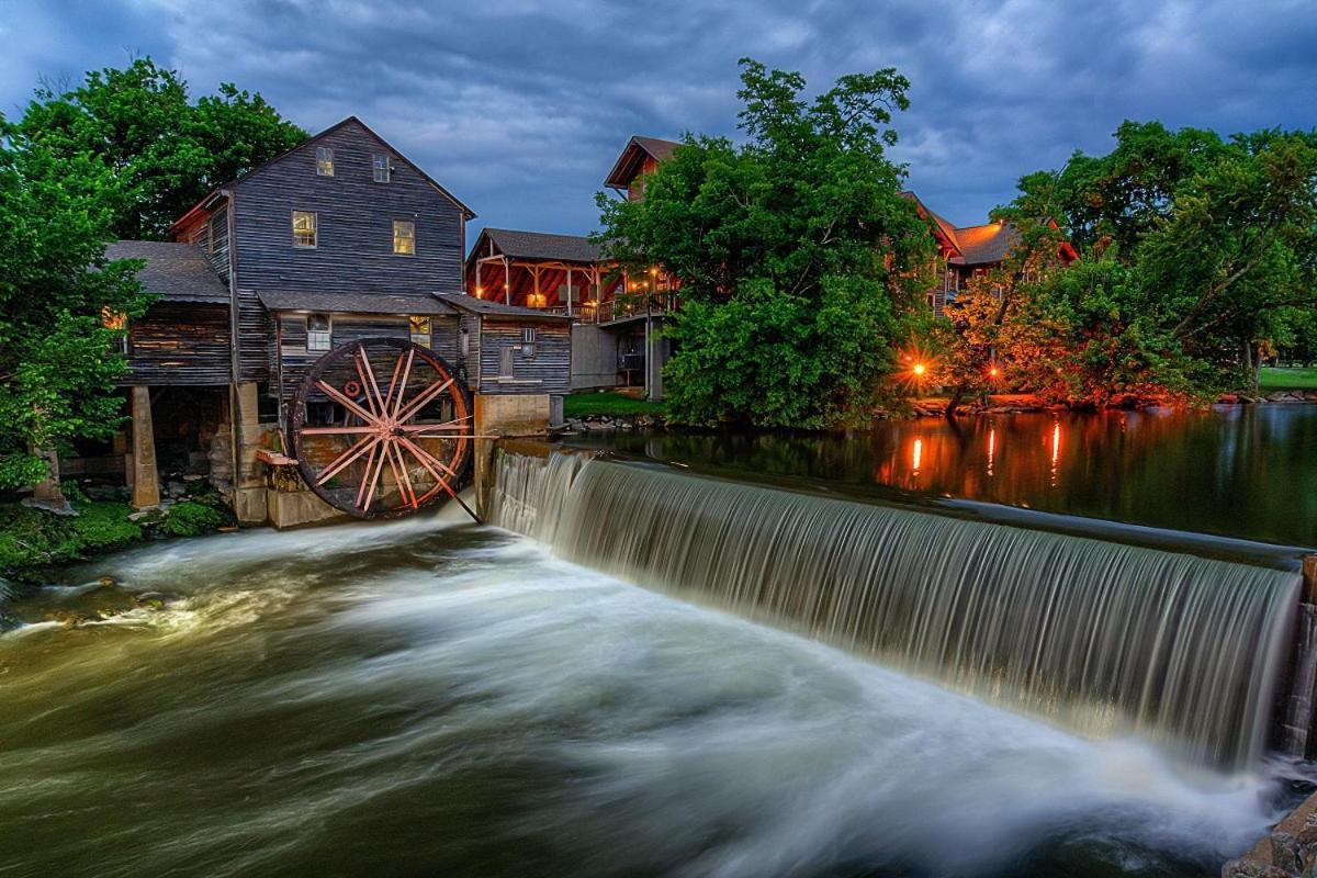 Always Kiss Me Goodnight- Hot Tub, You Get 1089 Of Free Area Attraction Tickets For Each Paid Day! Pigeon Forge Exterior foto