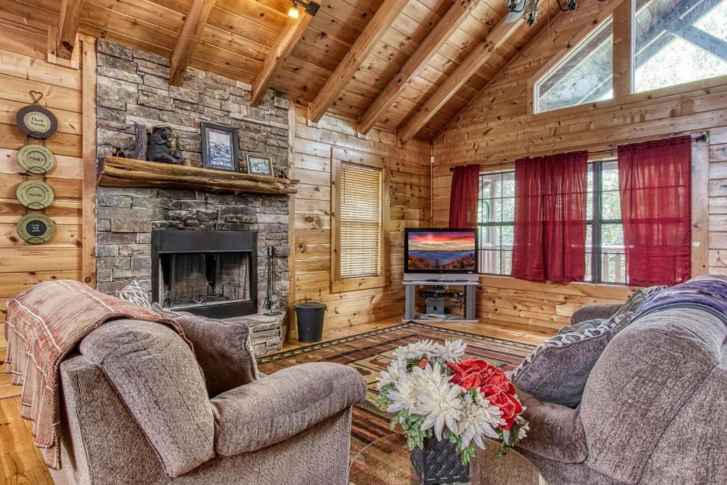 Always Kiss Me Goodnight- Hot Tub, You Get 1089 Of Free Area Attraction Tickets For Each Paid Day! Pigeon Forge Exterior foto