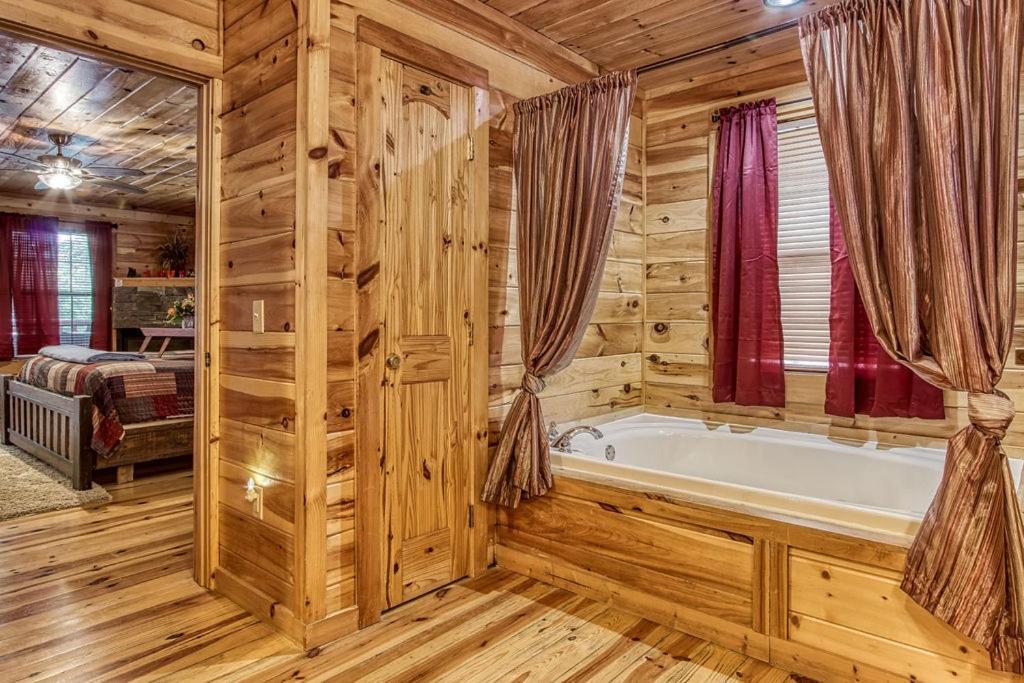 Always Kiss Me Goodnight- Hot Tub, You Get 1089 Of Free Area Attraction Tickets For Each Paid Day! Pigeon Forge Exterior foto